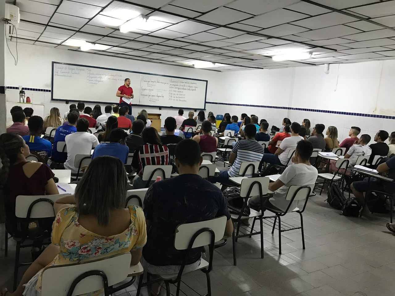 Professor Leonardo Andrade conduzindo encontro presencial com alunos